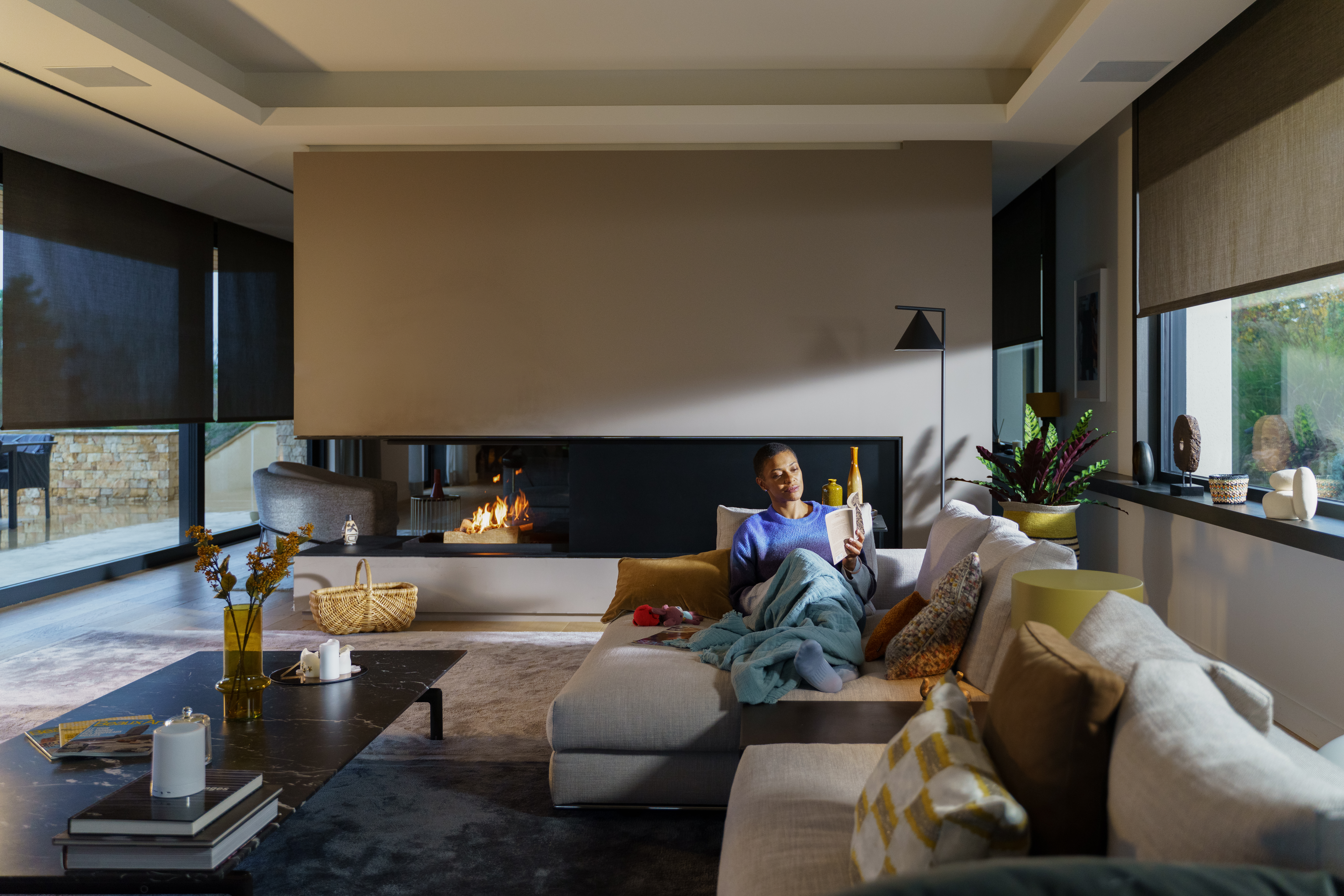 Dame læser i sin sofa